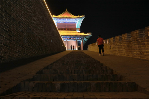 為了保護(hù)文物,消減火災(zāi)隱患,正定縣的旅游點(diǎn),參觀者必須接受禁帶火種檢查。-河寧 攝.jpg